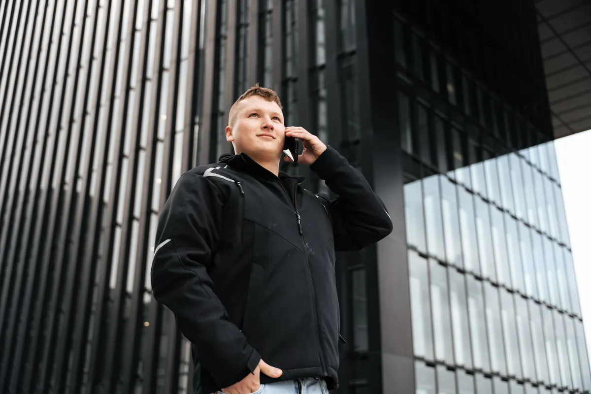 Niels Gacek am Telefon
